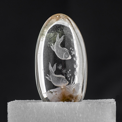 AMULETTE PENDENTIF EN CRISTAL DE ROCHE - 2 CARPES COMMUNES