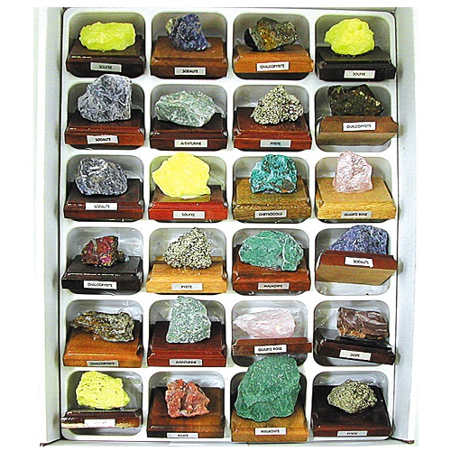 <strong>MÉLANGE DE MINÉRAUX SOCLÉS</strong> 24 PIÈCES